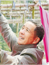 50年如一日专攻手工印染68岁大伯成“非遗”传承人